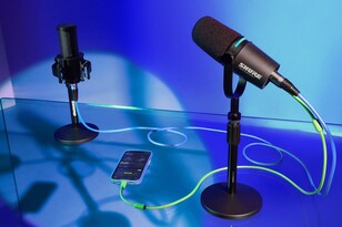 The MV7i in use as an audio interface for a smartphone (Image source: Shure)