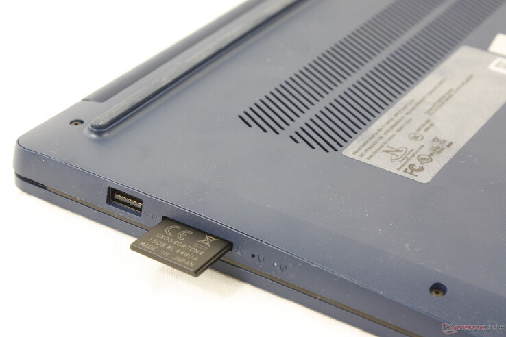 Fully inserted SD card still protrudes by over half its length