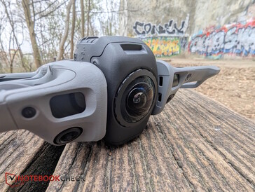 Single-lens mode – camera facing forward