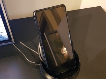A look at the Samsung 5G prototype with its asymmetrical notch (Source: Twitter)