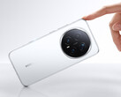 The Honor Magic 8 Pro features a 200 MP "Ultra Night" telephoto camera. Pictured: the phone in White. (Image source: Honor)