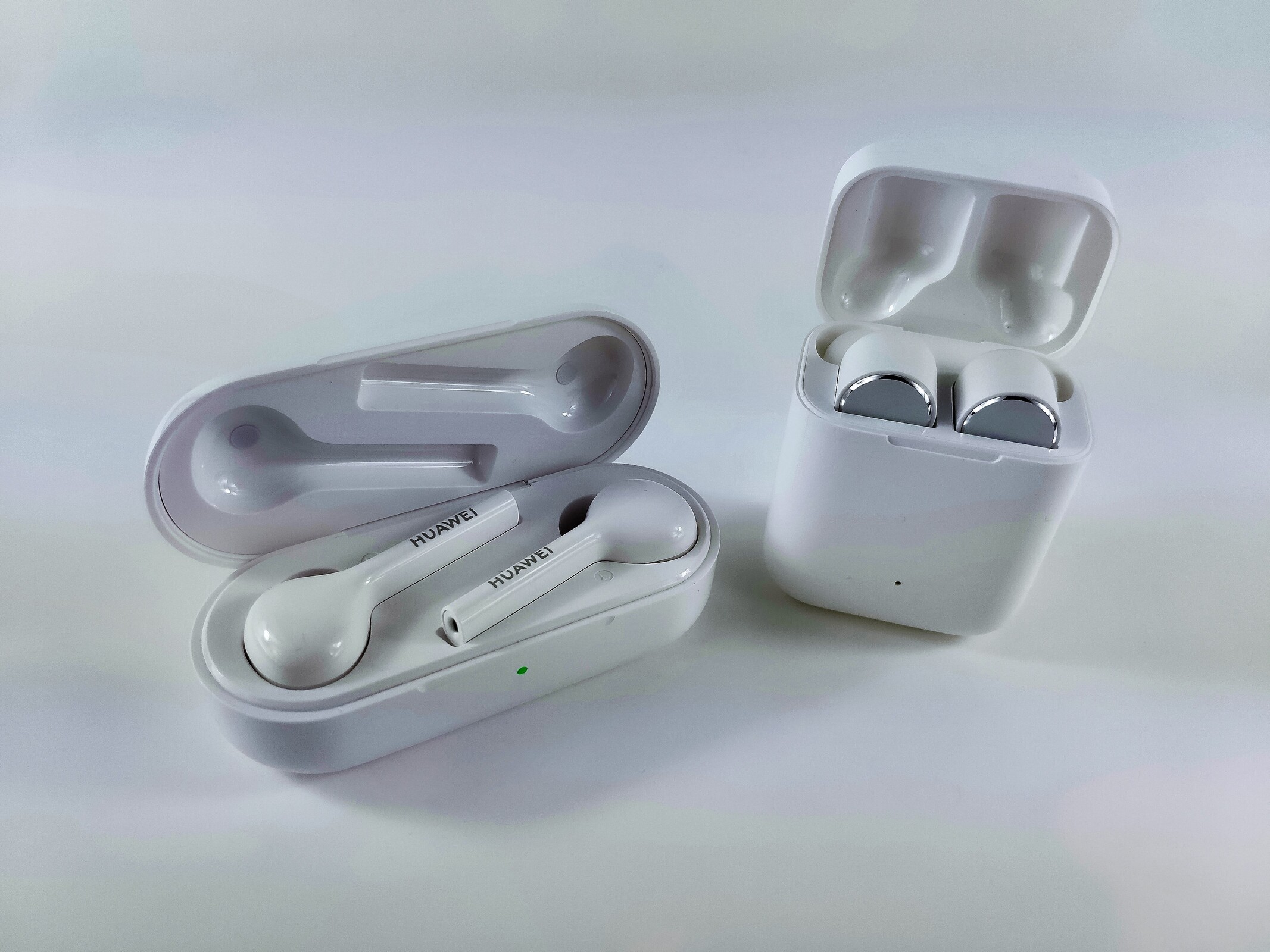 Långiver Tolk afregning True wireless in-ear headphones Review: Huawei FreeBuds Lite vs. Xiaomi Mi  AirDots Pro - NotebookCheck.net Reviews