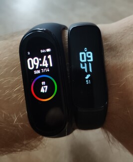 Xiaomi Mi Band 4 and Samsung Galaxy Fit e indoors