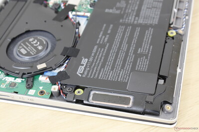 Stereo harman/kardon speakers near front corners. Chassis vibrates slightly to the touch when on high volume settings Stereo harman/kardon speakers near front corners. Chassis vibrates slightly to the touch when on high volume settings