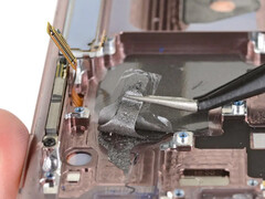Samsung last used vapor chambers in the Galaxy Note 20 Ultra. (Image source: iFixit)