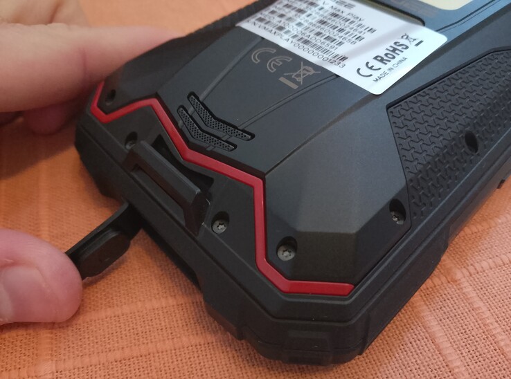 USB-C port behind a flap (Image source: Sergey Tarasov - Notebookcheck)