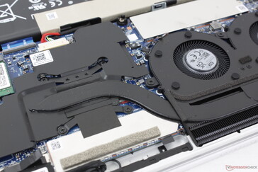 Cooling solution consists of twin ~40 mm fans and one short heat pipe