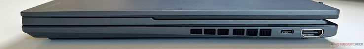 Right: USB-C 4.0 with Thunderbolt 4 (40 GBit/s, DisplayPort, Power Delivery), HDMI 2.1
