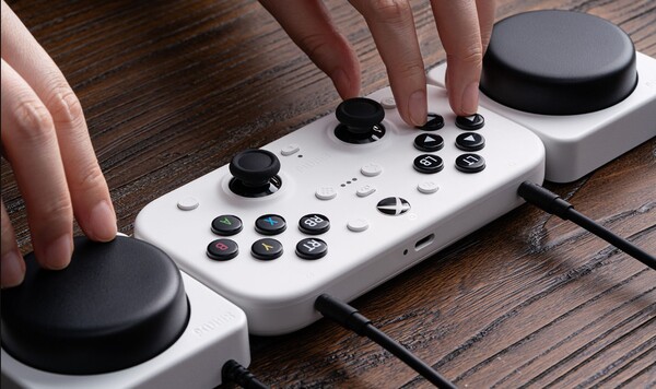 The 8BitDo Lite SE 2.4G Wireless Controller for Xbox comes with two customizable large Super Buttons. (Image source: 8BitDo).