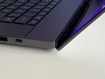 The cooler openings at the back direct warm air towards the floor and not directly towards the lower edge of the screen, which limits the laptop's opening angle.