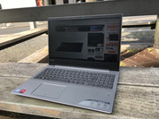 Using the IdeaPad 720 outdoors in the sun.