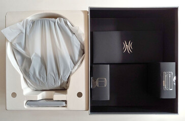 Headphones and transmitter (left), cables and bag (right). (Image source: Notebookcheck)