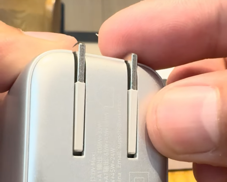 The leaked unboxing video also confirmed the folding plug on the Anker 140W charger. (Image source: Xiao Li TV via YouTube)
