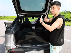 Tesla Model Y L review of cargo and passenger space. (Image source: GeekLaii/YT)
