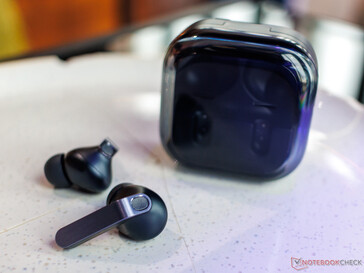 The redesigned case and metallic stem of the buds 4 Pro