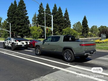 Cybertruck vs Rivian R1T size