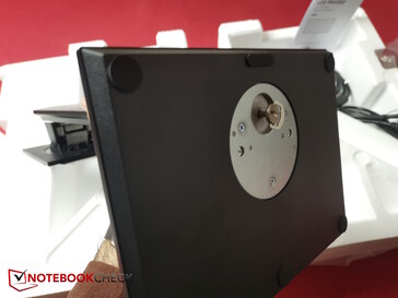 Tighten using the integrated wing screw