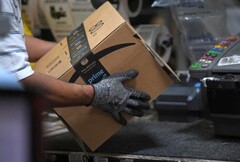 Amazon warehouse worker in action (Source: Reuters)