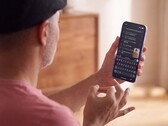 Person signing one-handed in front of a Pixel phone that shows the recognised text in Gboard