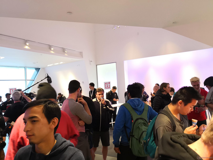 Those who want to learn more about the OnePlus 6 can go hands-on with both the Midnight Black and Mirror Black models on display