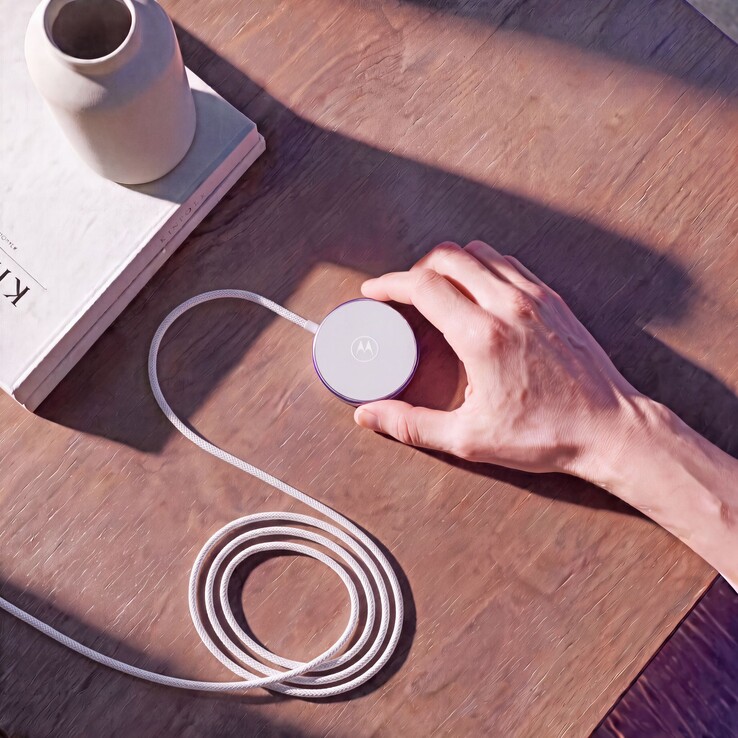 Magnetic alignment keeps the phone seated on the pad, and compatible magnetic cases can remain fitted during charging.
