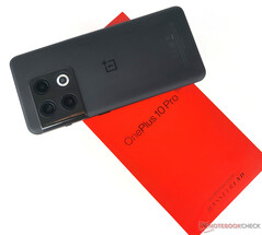 As it stands, the OnePlus 10 Pro is only US$50 more expensive than the OnePlus 10T. (Image source: NotebookCheck)