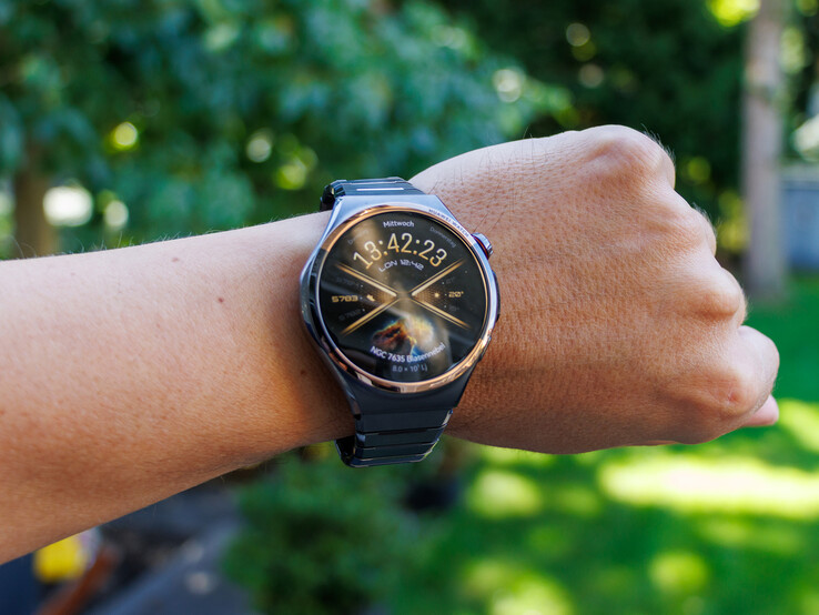 Huawei Watch 6 Pro outdoors