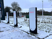 Heavier V4 Supercharger cables can fall on the ground (image: Teslaway/X)