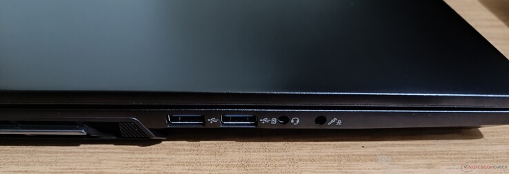 Leeft side connectors: two USB-A 3.2 Gen 2 (one powered), headphone out + mic in S/PDIF audio jacks