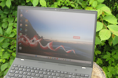 ThinkPad T16 in outdoor-usage
