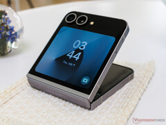 The Galaxy Z Flip6 is still comparatively thick. (Image source: Notebookcheck)