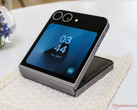 The Galaxy Z Flip6 is still comparatively thick. (Image source: Notebookcheck)