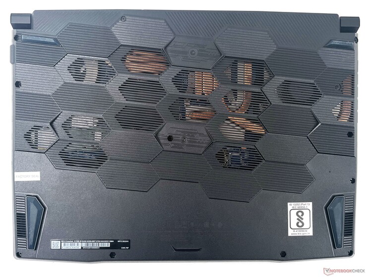 MSI Crosshair 15 R6E: Back panel