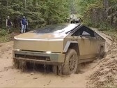 Tesla's Cybertruck managed to defeat a relatively troublesome mud puddle in its third attempt. (Image source: Andrew Hodgdon via Facebook)