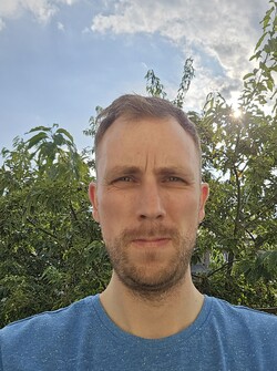 Selfie using the 10-MPix lens