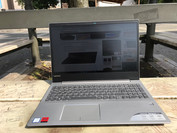 Using the IdeaPad 720 outdoors in the sun.