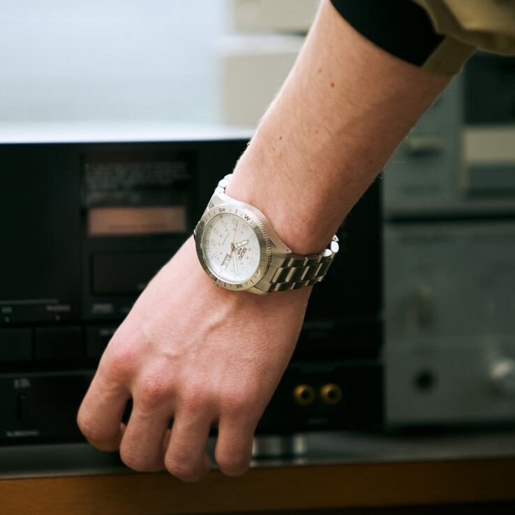 The HDB007 combines a silver-white dial with a brushed steel compass bezel