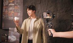 The Hohem iSteady M7 AI smartphone gimbal has a 1.4-inch LCD touchscreen (Image source: Hohem)