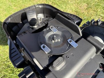 Underside with small mowing disk