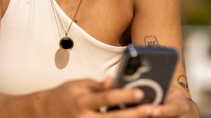 The corresponding app takes into account your skin type and tracks your UV exposure in real time.