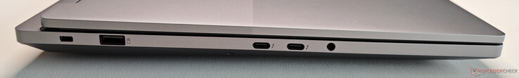 Left: Kensington Lock, USB-A 3.2 Gen.2 (10 Gbit/s, always-on), 2x USB-C 4.0 with Thunderbolt 4 (40 Gbit/s, DisplayPort 2.1, PowerDelivery 3.0), 3.5 mm audio