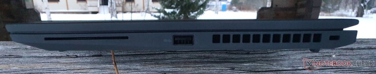 Right: Smart card reader, USB-A 3.2 Gen 1, Kensington slot