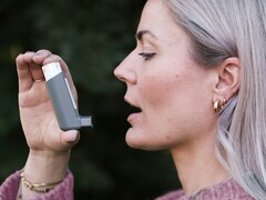 A person holding an inhaler (Image source: CNordic Nordic via Unsplash; cropped)