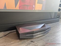 The Aetherion Max requires only a few centimeters distance to the screen housing for 100 inches.