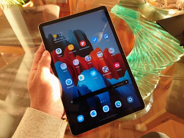 The Galaxy Tab S7 is noticeable heavier than the Tab S6. (Image: Sanjiv Sathiah/Notebookcheck)