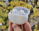 Huawei FreeBuds 6i review by Notebookcheck (Image source: Marcus Herbrich)