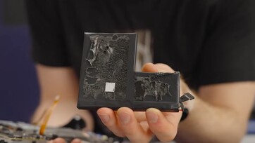 Steam Deck battery covered in glue. (Image source: Linus Tech Tips)