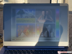 Using the MateBook D 14 W50F outside in the sunshine