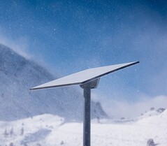 A Starlink receiver in snowy condition (Image source: SpaceX)