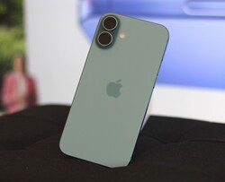 The Apple iPhone 16+ is one of the better smartphones around (Image source: Florian Schmitt / Notebookcheck)